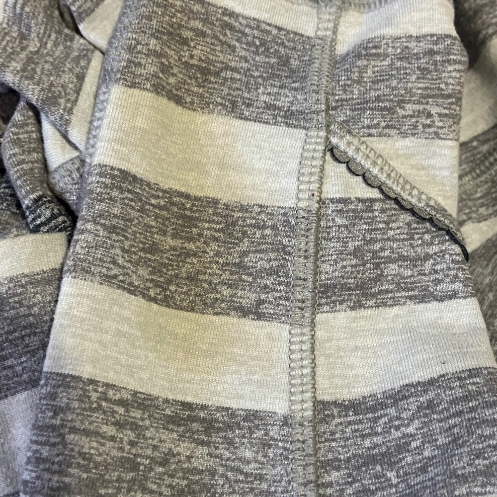Lululemon quarter zip pull over size 6 dark / light gray stripe - Picture 13 of 13